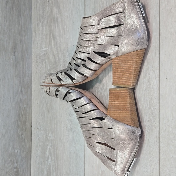 Donald J. Pliner Women Metallic Leather Zip Back Heeled Boots Shoes Sz 7.5M - Picture 7 of 11